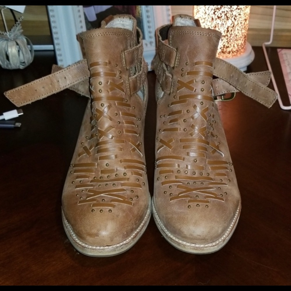 CAT Women’s Shoes